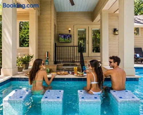 Dreamy HHI Escape Pool w Swim-Up Bar Hot Tub - Image 1