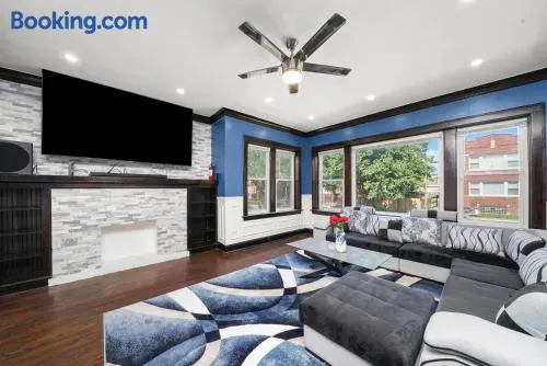 Gorgeous 5 BR Gem with Games - Image 1