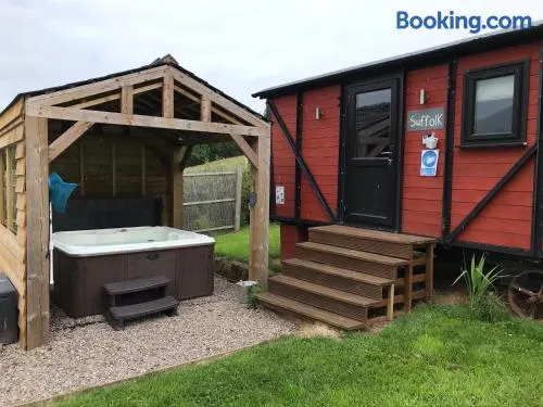 Stunning railway carriage with private hot tub - Image 1