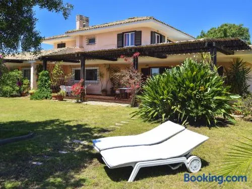 Villa avec internet haut débit, barbecue et terrasse | Vue jardin - Image 1