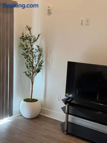 Modern 1-Bedroom Apartment in Downtown Baltimore - Image 1