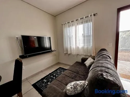 Casa confortável em condomínio - Image 1