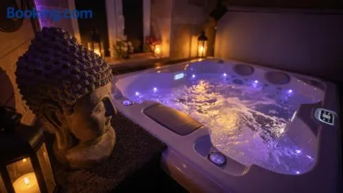 Love and Côte Love room avec jacuzzi et sauna privé - Image 1