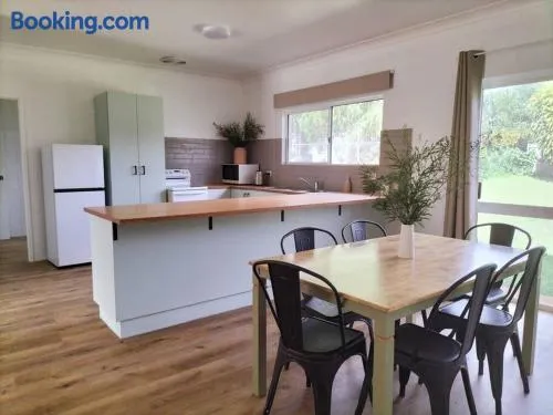 Spacious, Modern & Central - Image 1