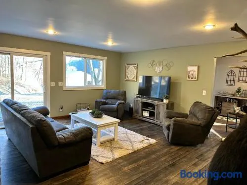 Huge 5 Bedroom 2 12 Bathroom And Pet Friendly - Image 1