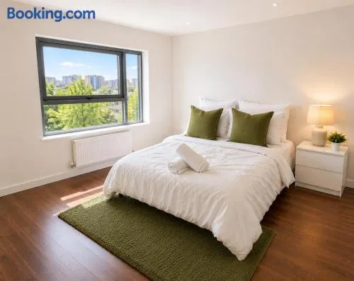 Extra large 2Bedroom 2Bathroom Apartment with Parking Contractor Friendly In Croydon city Centre - Image 1