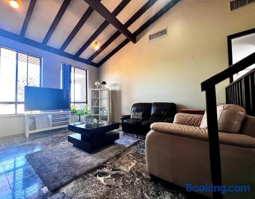 20 OFF Affortable Long Stay 4 Queen Bed House Near Uni City Swan River - Image 1