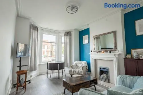 Cozy Home Close to Queens Hospital with High Speed WiFi and Tumble Dryer - Image 1