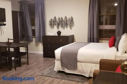 Business Traveler's Cozy Studio #21 by Amazing Property Rentals - Image 1