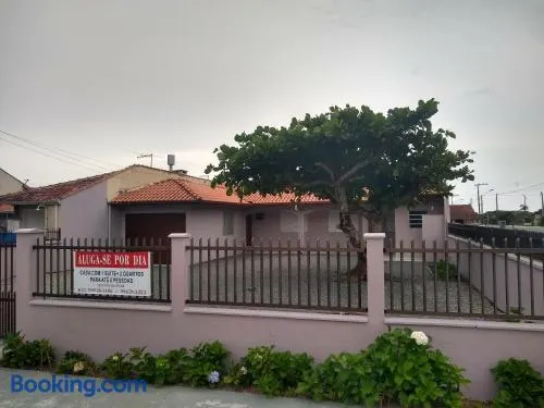 Casa ampla a 50metros do mar - Image 1