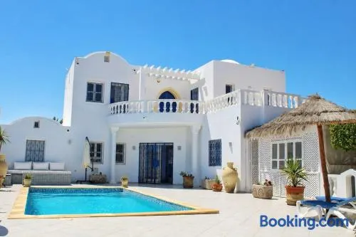 Villa Al Jazira piscine privée face à la mer - Image 1