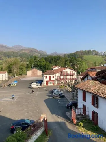 Appartement entier, 2 personnes, rez de chaussée, terrasse vue montagne, sur GR10 - Image 1