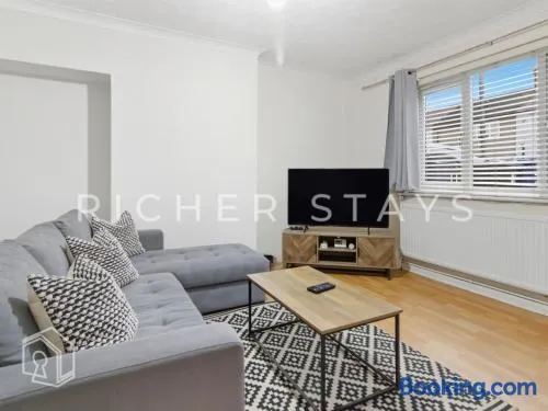 Rustic 3BR house in Tilbury, Garden and Parking - Image 1