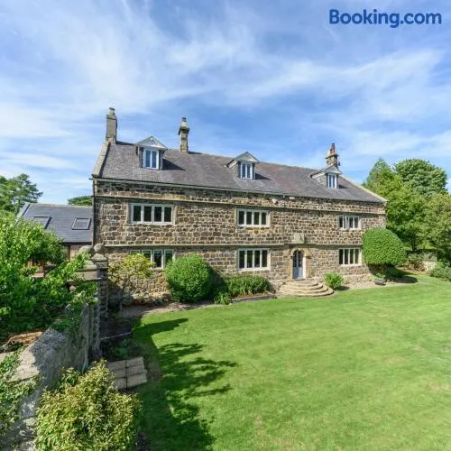 10 Bed Stunning House in village, with Hot Tub - Image 1