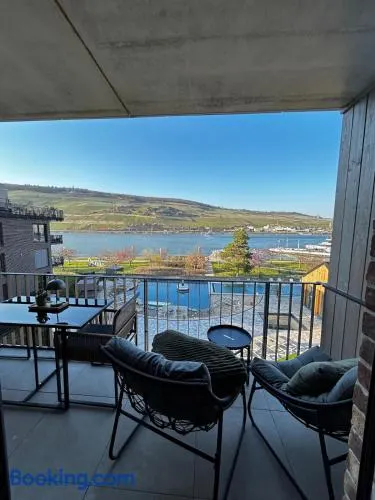 Rhein Hideaway I Balkon mit direktem Rheinblick I TG-Stellplatz inklusive - Image 1