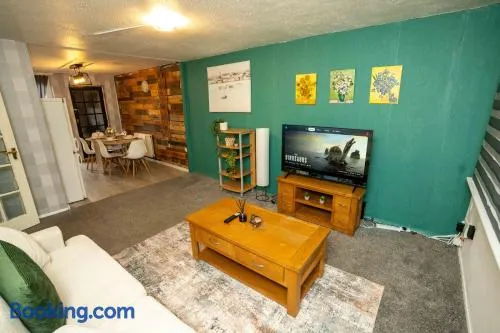 3 Bed House with Free Parking , 10 Min to i54 , Sleeps 5 , Ideal for Contractors & Families - Image 1