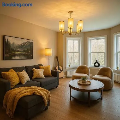Downtown Huntsville Gem in Muskoka - Image 1
