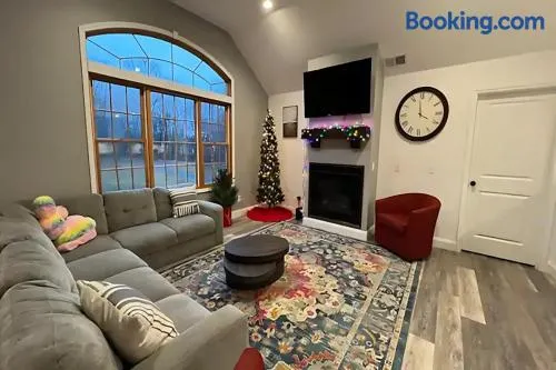 Luxury 4BR Home With Mountain Views - Image 1