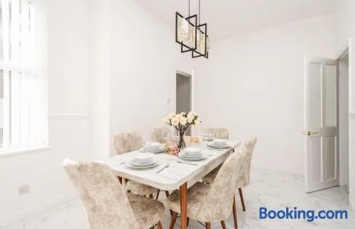 Liverpool Luxe Retreat 3 Bedroom House Next to Everton Stadium - Image 1