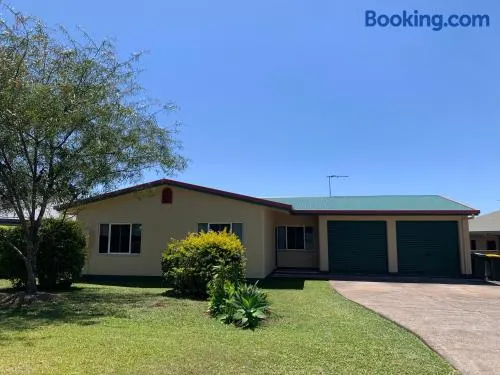 Comfy 4 Bedroom with Country Views - Image 1