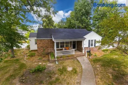 Walkable 2BR Cottage in Downtown Marion - Image 1