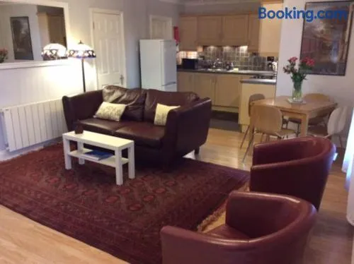 Stansted spacious 2-bed apartment, easy access to Stansted Airport & London - Image 1