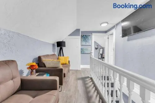 Quaint 2 Bedrooms in Historic Little Italy - Image 1