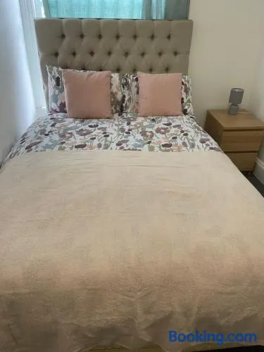 Room in Gloucester Road 4 - Image 1