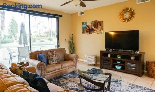 Stylish Condo with Golf Course Views - Image 1