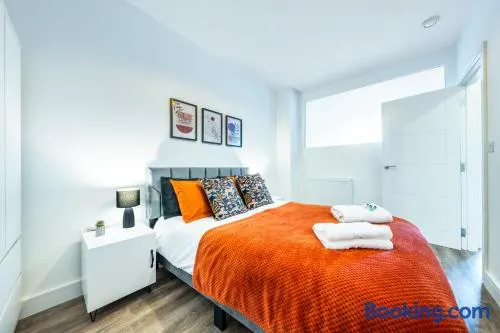 Contractors Welcome - 2 Bed Potters Bar - Free Parking - Direct London - Image 1