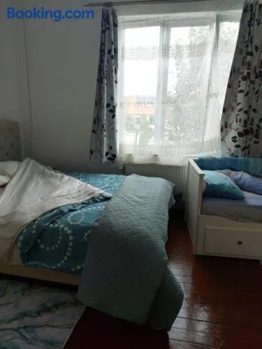 Belle chambre dans un quartier calme - Image 1