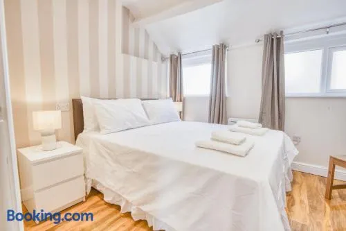Spacious City Center 2 Bed Apartment Free Wifi - Image 1