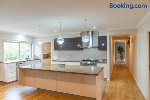 Modern Spacious 4BR Home by a 24Hour Cafe and IGA Ballarat - Image 1