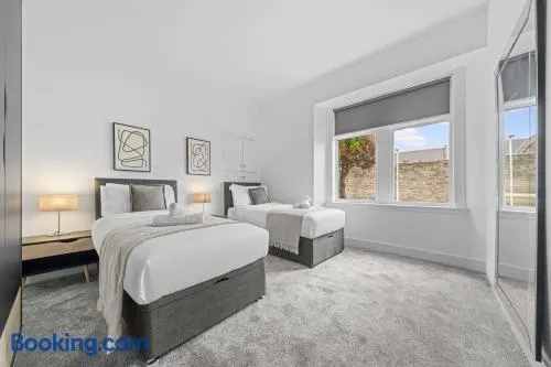 Spacious 2 Bed Apartment - Perfect for Long or Short Stays - Sleeps 4 - Free On Street Parking - Image 1