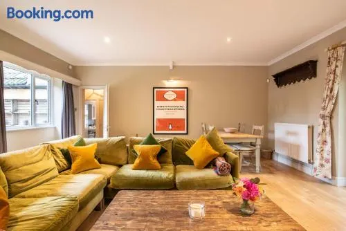 Spacious Country Cottage Sleeps 7, Air Con, Fire Pit & Dog Friendly close to Bath - Image 1