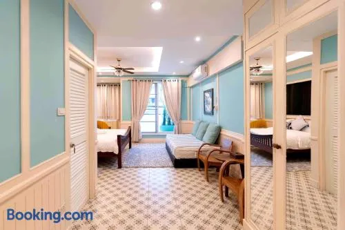 5 mins walk to Chiang Mai Night Bazaar, 3 bedrooms, 3 bathrooms, with garden, a quiet dreamy cottage in the middle of the city - Image 1