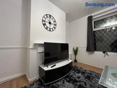 Comfortable, spacious 2 Bedroom house close to Etihad Stadium - Image 1