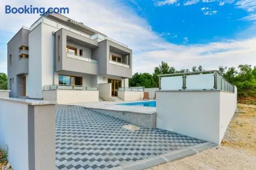 Casa vacacional con terraza, jardín y barbacoa - Image 1