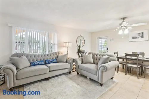 NEW Luxe Private Condo Steps 2 Beach and Sunsets Park 2 Cars Private Quiet UNIT B - Image 1