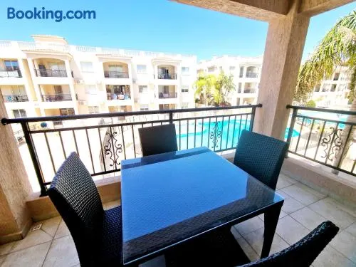 First floor apartment overlooking pool - Image 1