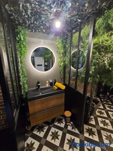 Love room avec spa privatif et salle de jeux adultes - Image 1