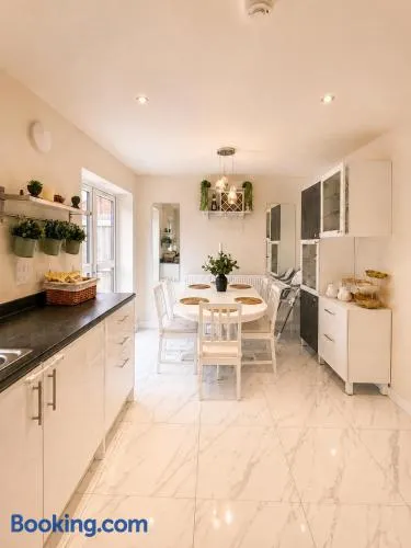 Newland House 3BR Luxury Stay - Image 1