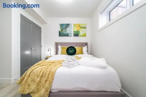 NEW - Chic Modern 3BDRM - Central - WiFi - Netflix - Image 1