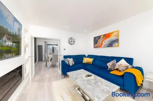 Aryas Homes, Stylish 3 Bed House, Free Parking - Image 1