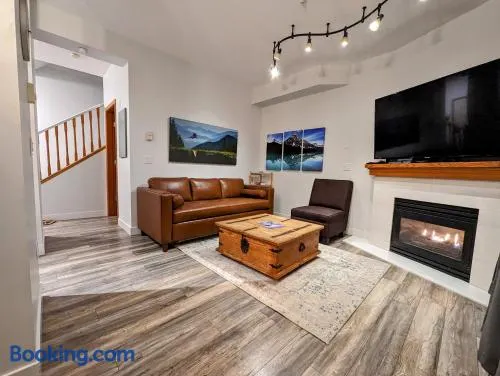 Updated Townhouse in Village. Pool/Hot Tub/Parking - Image 1
