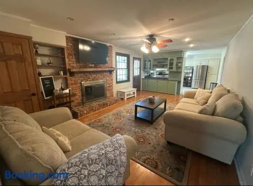Walk to Masters! Spacious & Modern 4bd Home - Image 1