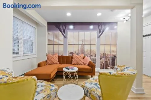 10Min to NYC - 2BR/2.5Bath-3Beds-Free Parking-No Chores - Image 1