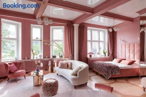 Luxury Pink Suite, autohalli - Image 1