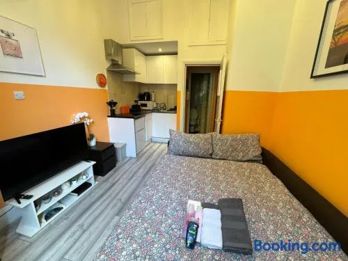 Central, Affordable and fashion flat for 4 people with breakfast close to Notting Hill Zone 1 - Image 1