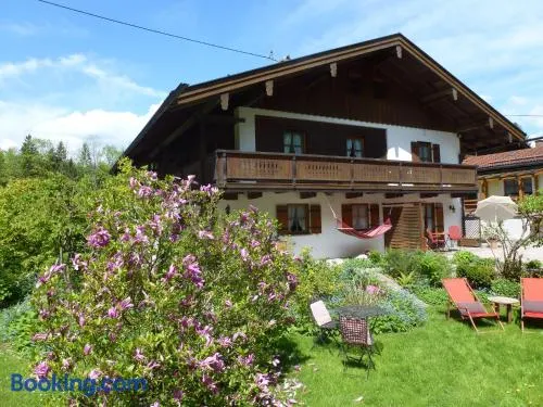 Appartement de vacances avec barbecue, terrasse et jardin | Vue jardin - Image 1